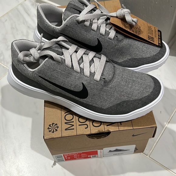 Shoes - Men/ Women’s Nike golf sneakers